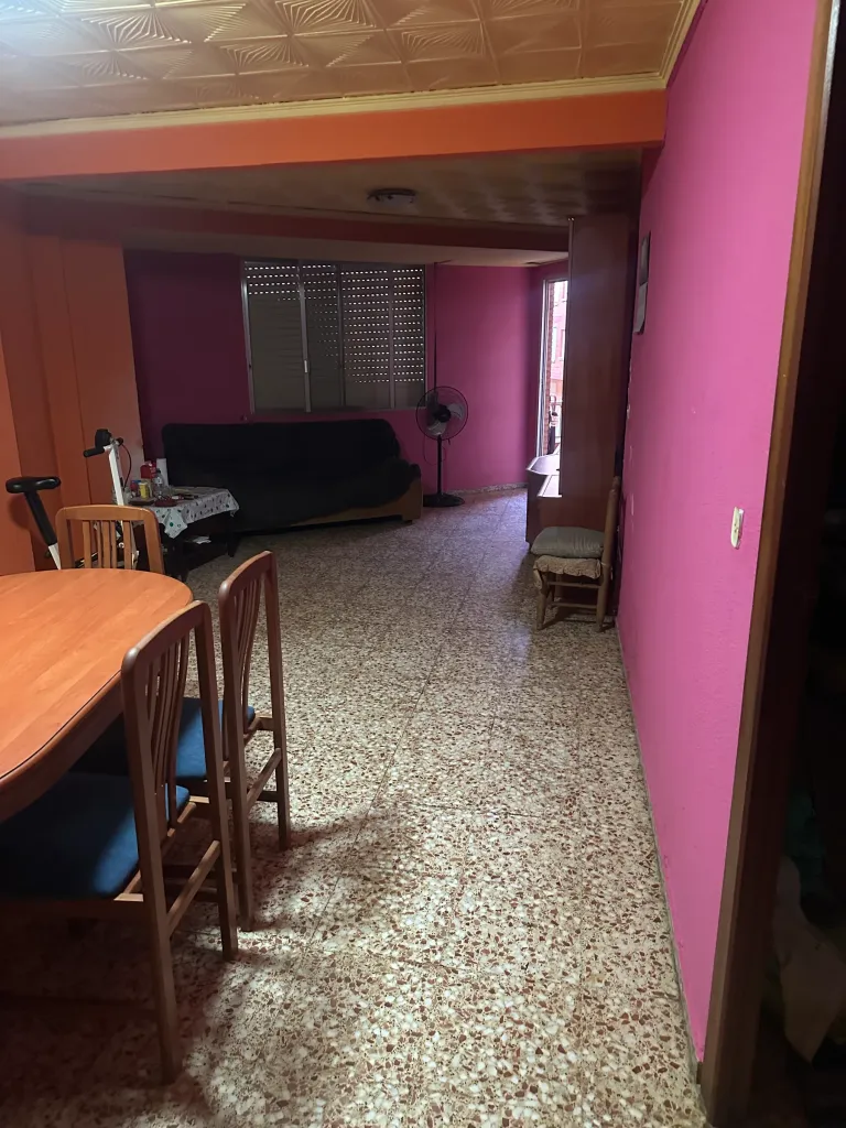 El mismo salón con el suelo limpio y la casa recogida