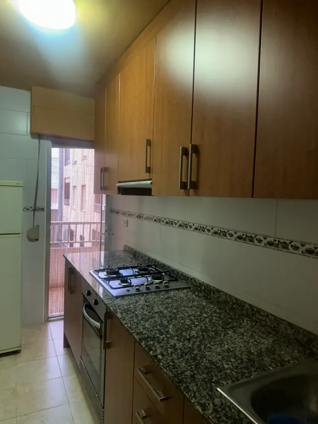 Cocina de una vivienda limpia a fondo, con la encimera y los armarios impecables