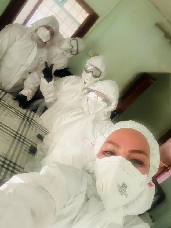 Limpiadoras de Clean Mommy con monos, gafas y mascarillas FFP antes de una intervención