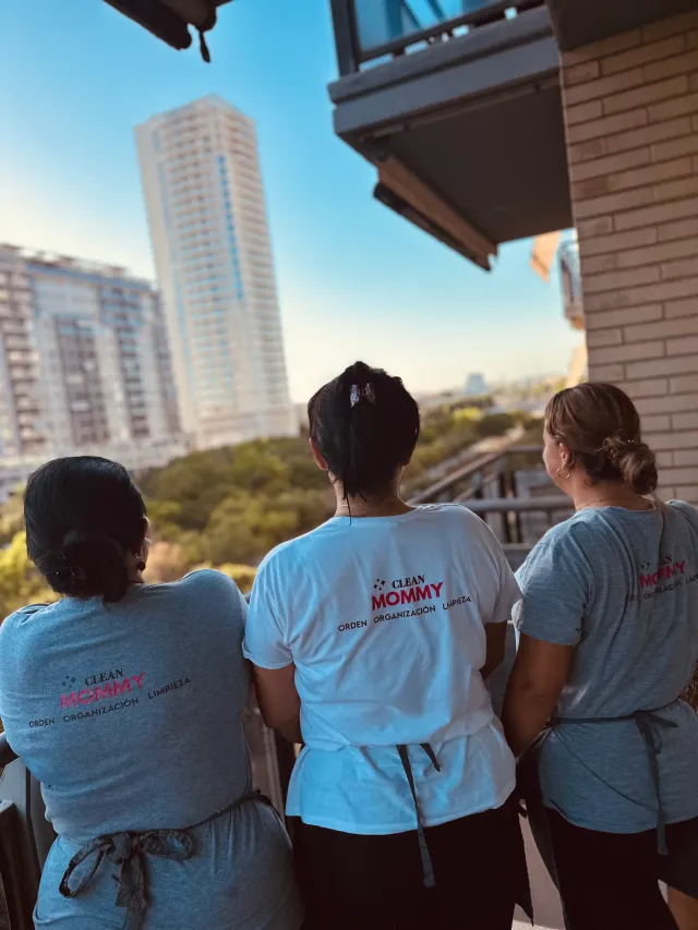Equipo de limpiadoras de Clean Mommy en una terraza de Benicàssim