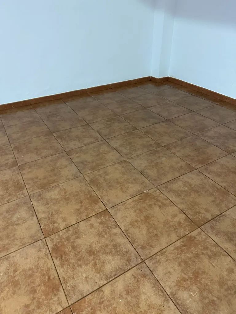 El mismo suelo de baldosa limpio y sin manchas