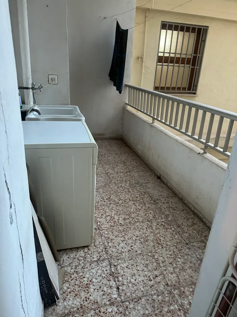 La misma terraza despejada con el suelo limpio