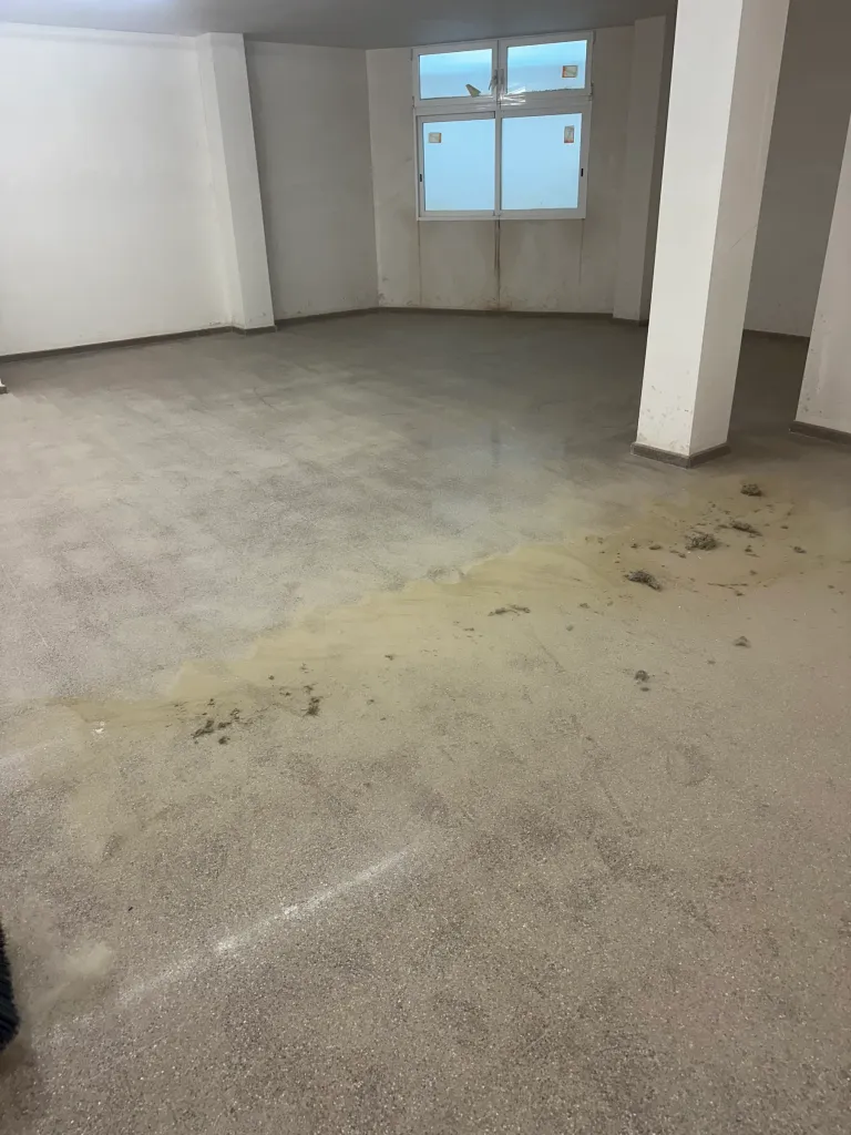 Local comercial vacío con el suelo manchado