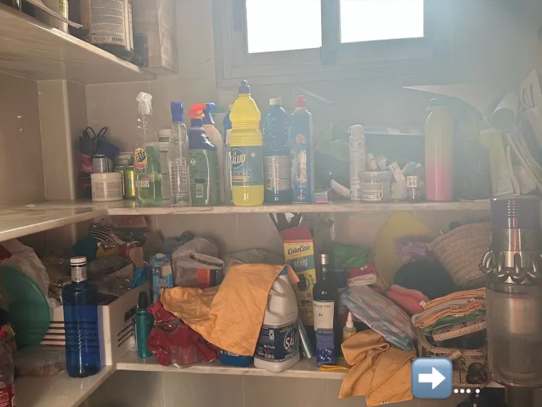 Despensa con productos amontonados y desordenados