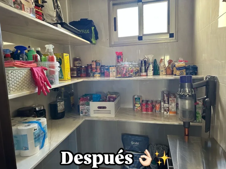 La misma despensa ordenada y organizada