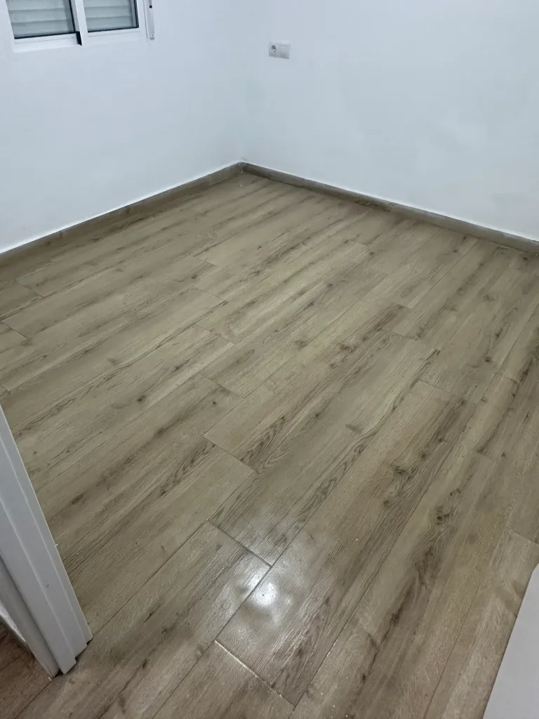 El mismo suelo de tarima limpio tras la obra